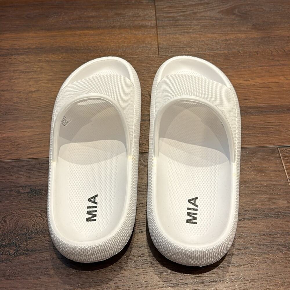MIA NWT White Slide Sandals in size 10 very comfortable. - Picture 3 of 5